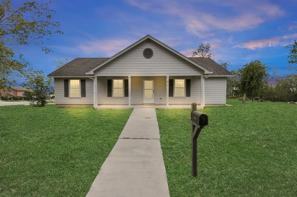 Backyard, Exterior, Facade, Ranch
