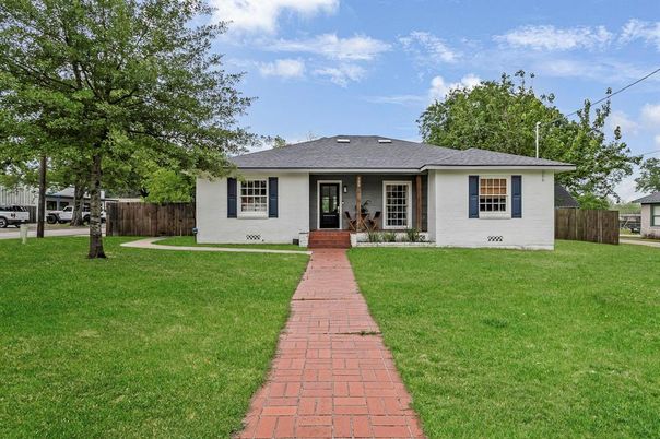 Backyard, Exterior, Facade, Ranch