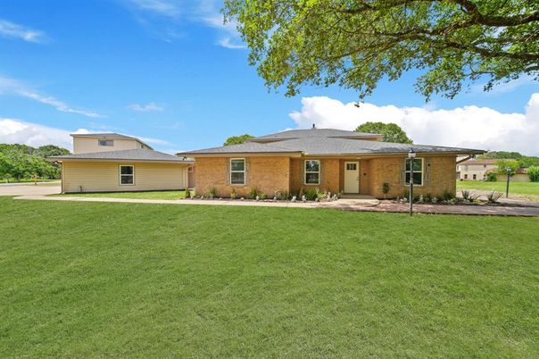 Backyard, Exterior, Facade, Brick Facade, Ranch