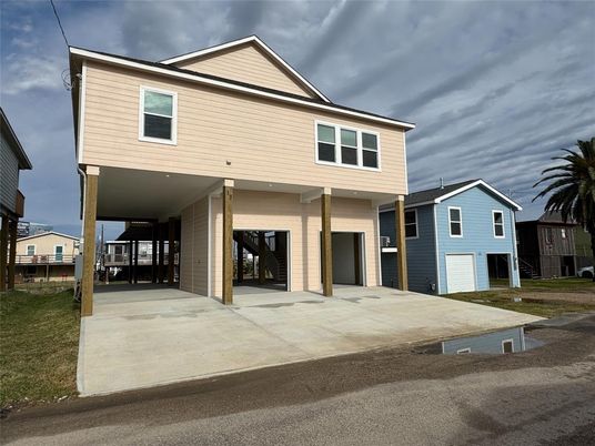 Attached, Exterior, Facade, Farmhouse