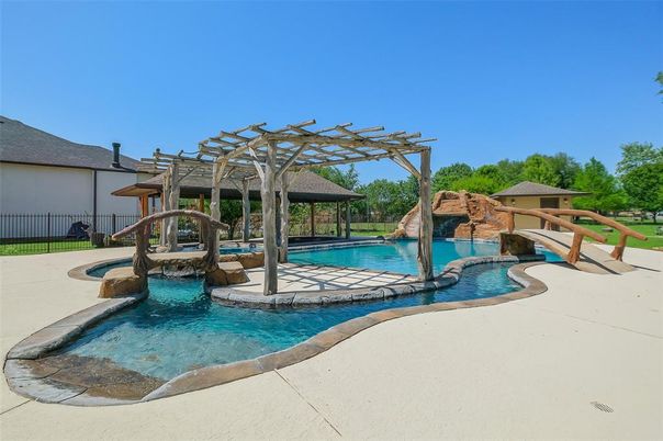Exterior, Playground, Pool
