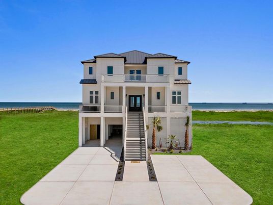 Backyard, Exterior, Facade, Water, Mediterranean