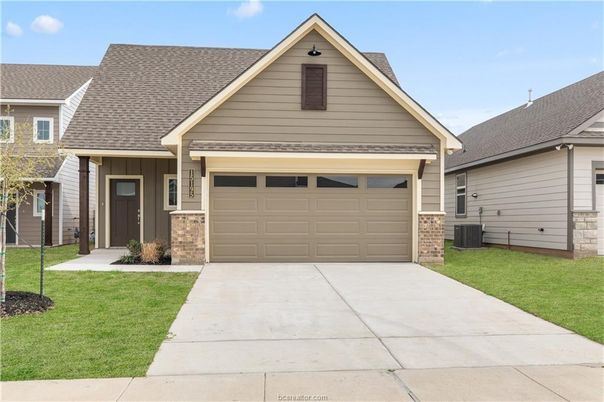 Attached, Exterior, Facade, American Craftsman
