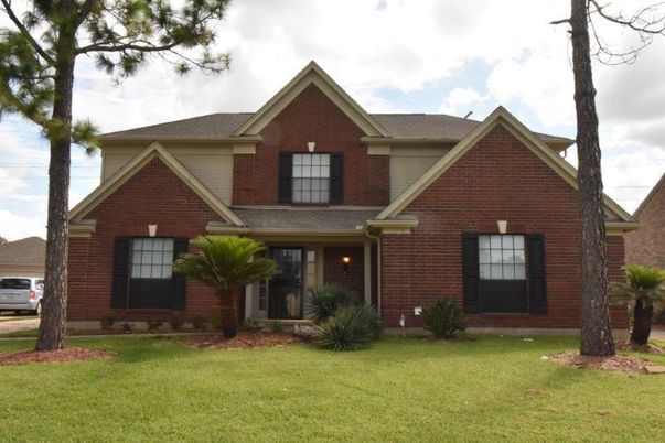 Exterior, Facade, Brick Facade, Brick Traditional