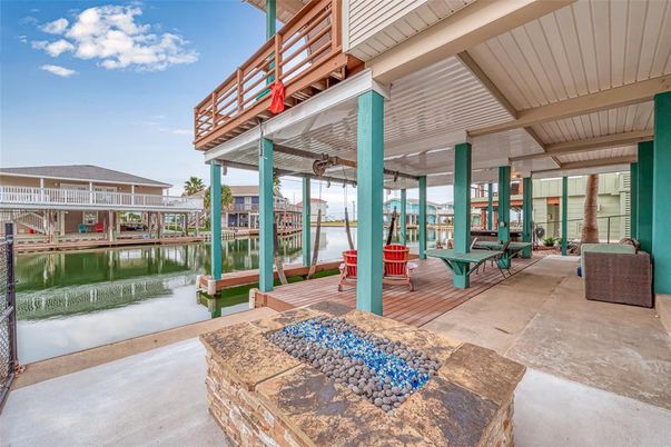 Exterior, Lake