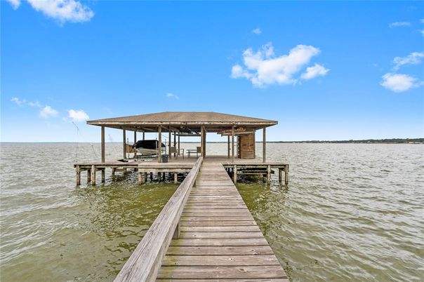 Exterior, Lake