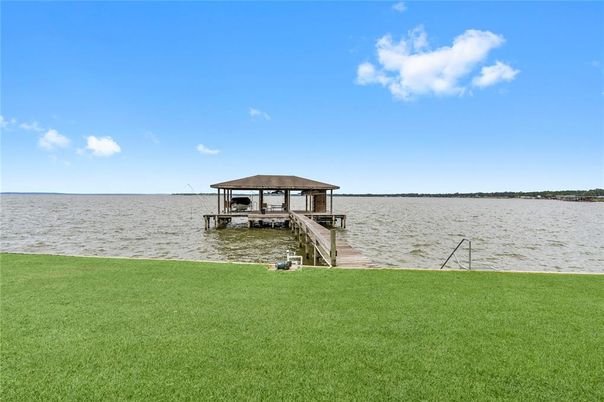 Exterior, Lake