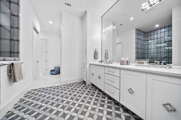 Bathroom, Dual Sink Vanities, Interior, Recessed Lighting