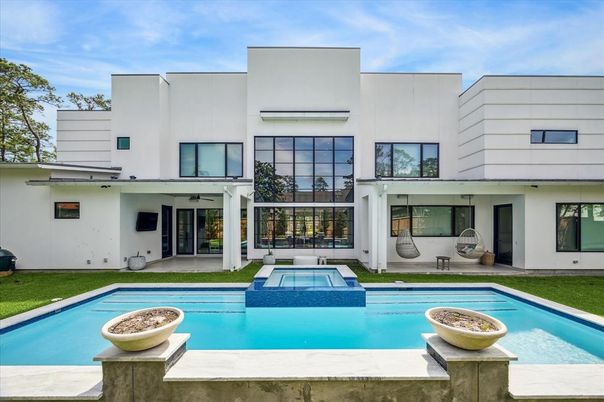 Exterior, Facade, Pool, Modern