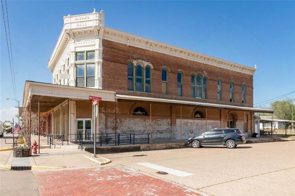 Exterior, Facade, Brick Facade, Chicago School