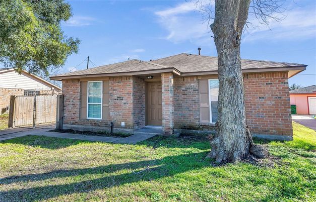 Exterior, Facade, Brick Facade, Ranch