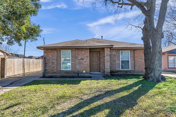Exterior, Facade, Brick Facade, Ranch