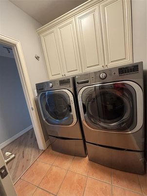 Interior, Washer, Wood Texture Flooring
