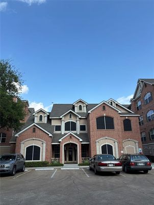 Exterior, Facade, Brick Facade, Rowhouse