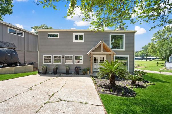Exterior, Facade, Raised Ranch