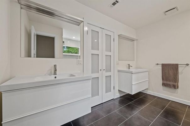 Bathroom, Dual Sink Vanities, Interior, Recessed Lighting