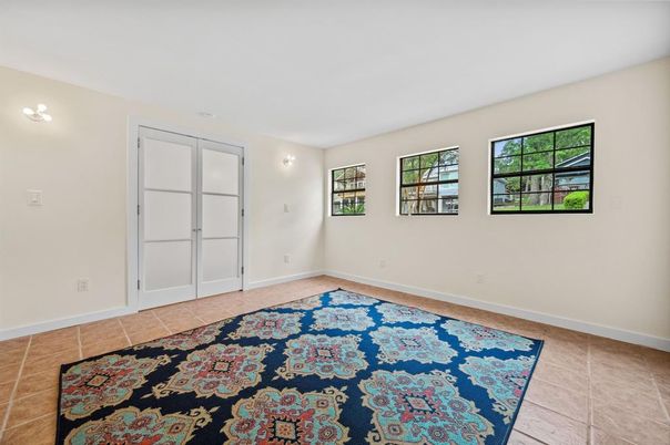 Empty room, Interior
