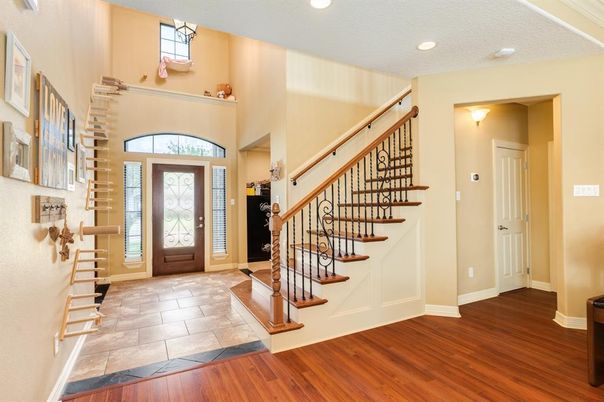 Interior, Recessed Lighting, Wood Texture Flooring