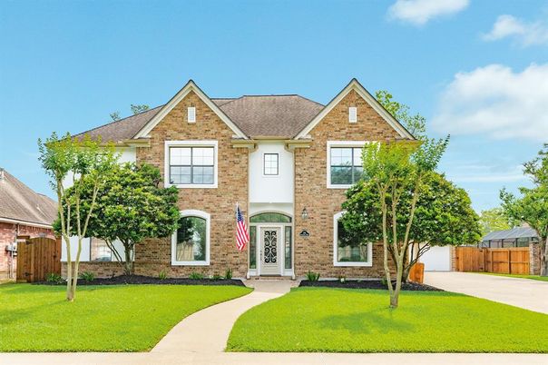 Exterior, Facade, Brick Facade, Brick Traditional