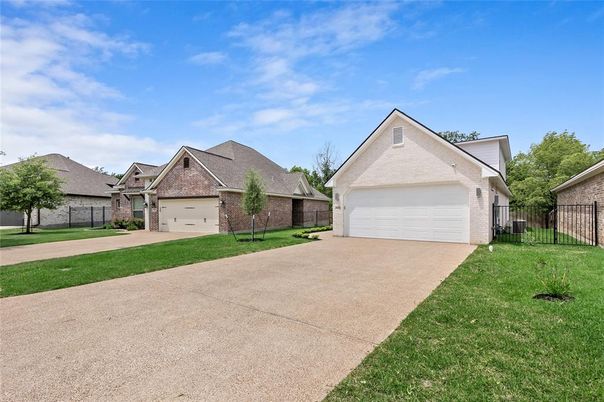 Attached, Exterior, Facade, Brick Facade, Ranch