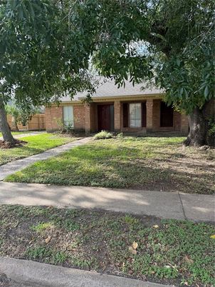 Exterior, Facade, Brick Facade, Ranch
