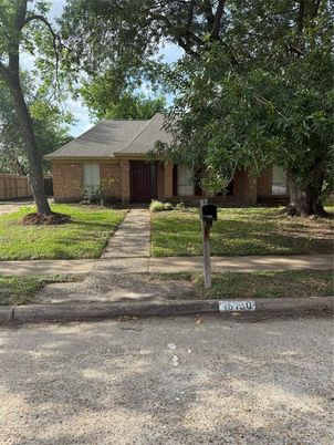 Exterior, Facade, Brick Facade, Ranch