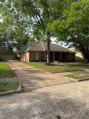 Backyard, Exterior, Facade, Brick Facade, Ranch