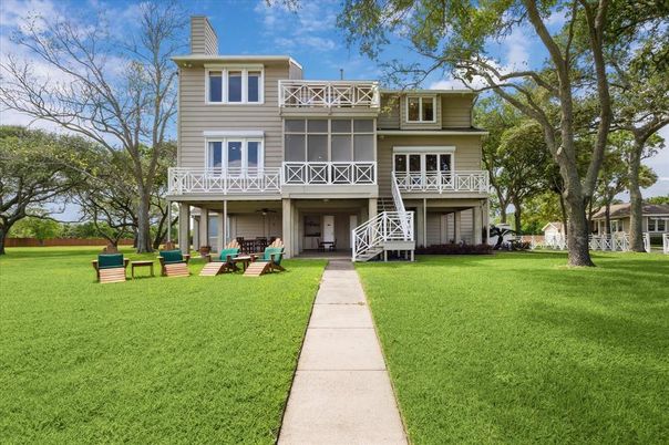 Backyard, Exterior, Facade, Raised Ranch