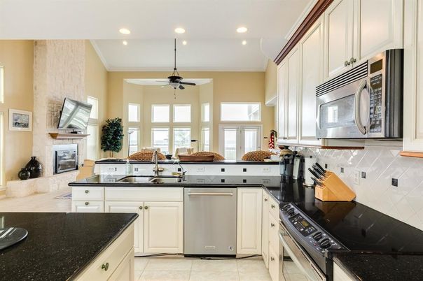 Fireplace, Interior, Kitchen, Recessed Lighting