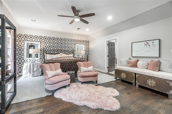 Bedroom, Interior, Living room, Recessed Lighting, Wood Texture Flooring