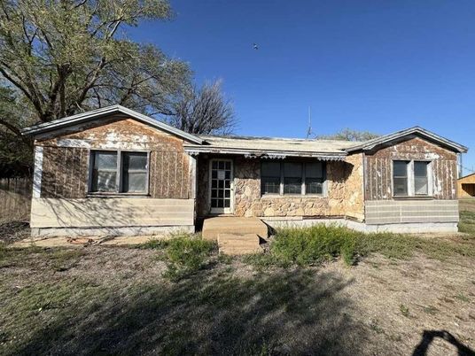 Exterior, Facade, Brick Facade, Ranch