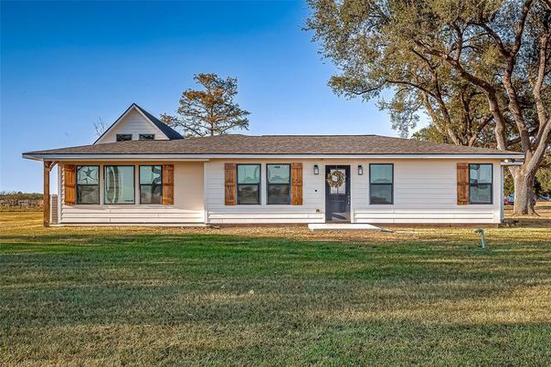 Exterior, Facade, Ranch