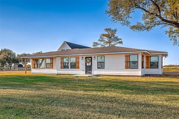 Backyard, Exterior, Facade, Ranch
