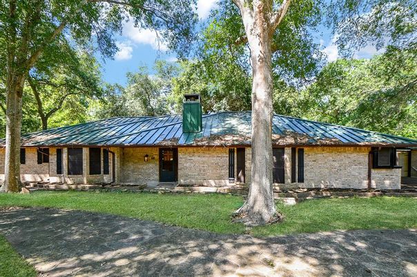 Exterior, Facade, Brick Facade, Ranch