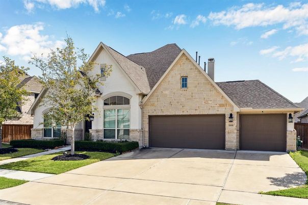 Attached, Exterior, Facade, Brick Traditional
