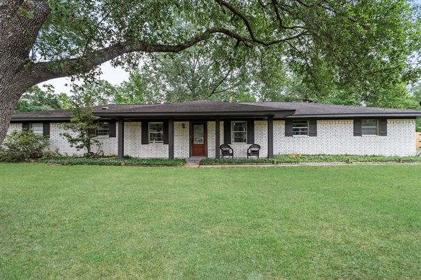 Backyard, Exterior, Facade, Brick Facade, Ranch