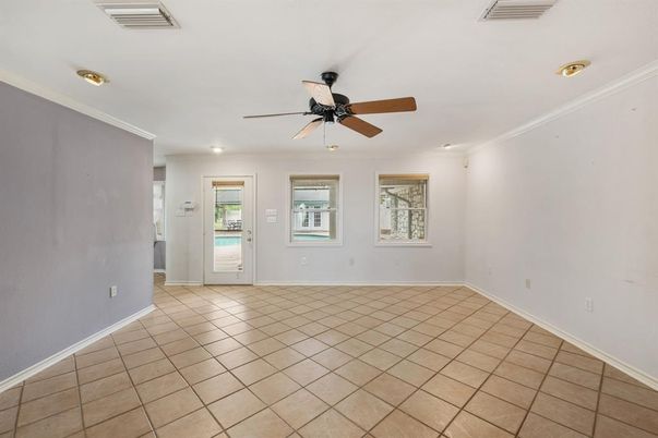 Empty room, Interior
