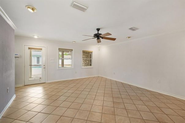 Empty room, Interior