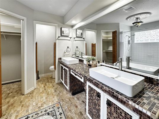 Bathroom, Dual Sink Vanities, Interior, Recessed Lighting