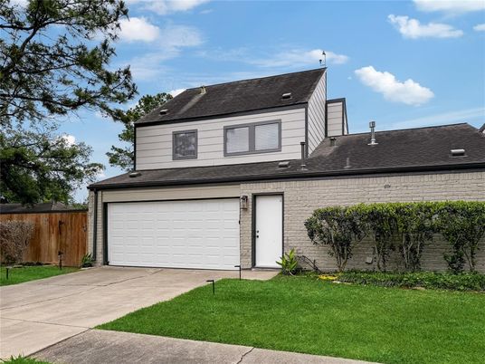 Attached, Exterior, Facade, Cape Cod
