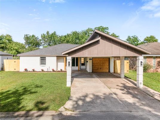 Backyard, Exterior, Facade, Ranch