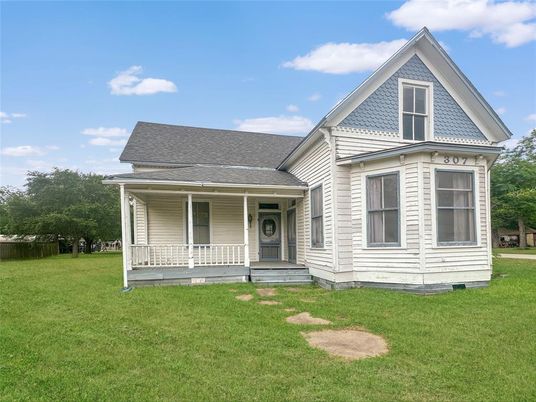 Backyard, Exterior, Facade, Queen Anne Victorian