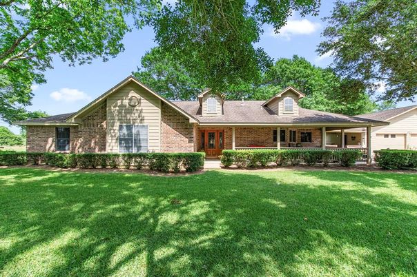 Backyard, Exterior, Facade, Brick Facade, Ranch