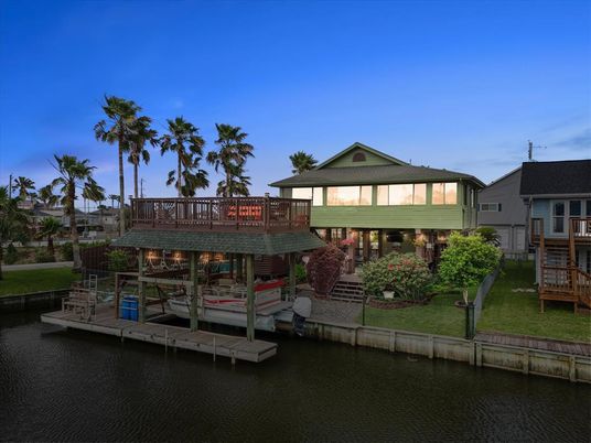 Exterior, Lake