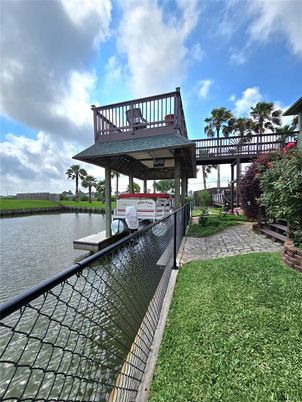Exterior, Lake
