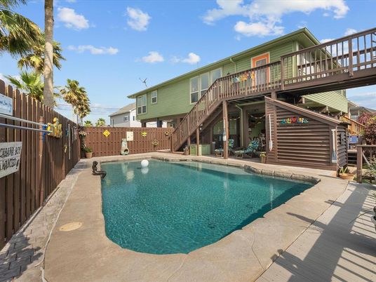 Exterior, Pool