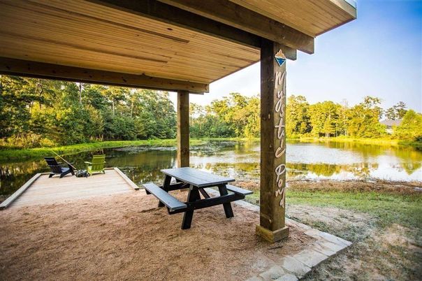 Exterior, Lake