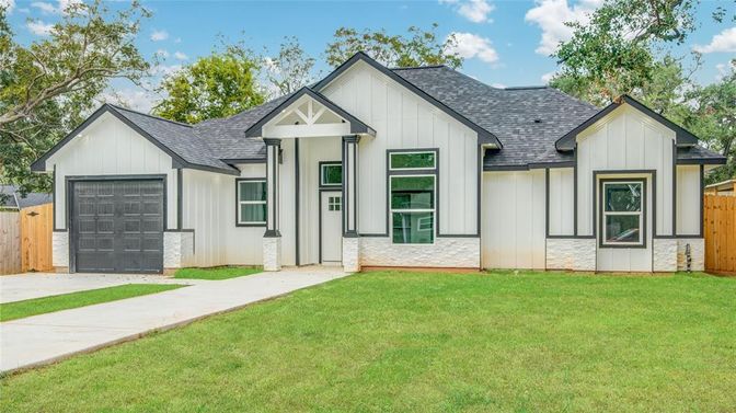 Attached, Exterior, Facade, Farmhouse