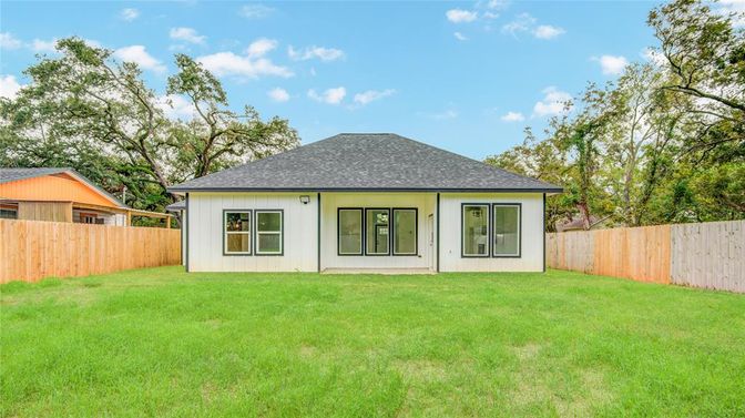 Backyard, Exterior, Facade, Ranch