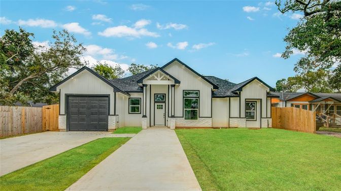 Attached, Exterior, Facade, Farmhouse